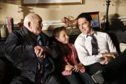 Eine Familie aus Maryland wurde ermordet an ihrem Esstisch aufgefunden. Während der Ermittlungen muss sich Hotch (Thomas Gibson, r.) auch noch mit familiären Dingen auseinandersetzen: Roy (Edward Asner, l.) und Jack (Cade Owens, M.) ...