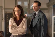 Ana Rivera (Paula Echevarría, l.); Raúl de la Riva (Asier Etxeandia, r.)