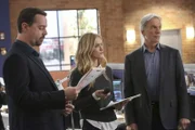 Während das Auffinden einer verwesten Leiche Fragen für das NCIS-Team (Emily Wickersham, M. und Mark Harmon, r.) aufwirft, hat McGee (Sean Murray, l.) gerade andere Sorgen - bei einer Untersuchung von Delilah stellen die Ärzte etwas Ungewöhnliches fest ...