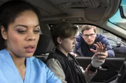 Vivi(Jane Chirwa, l.) und Elias (Stefan Ruppe, r.) suchen Dominik (Noah Kraus, M.) auf; er hat noch eine Patrone dabei - ähnlich der in Flos Körper.