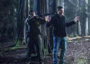 Sheriff Mason (Adam Beach, l.); Dean Winchester (Jensen Ackles, r.)