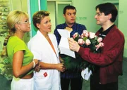 Nikola (Mariele Millowitsch, 2.v.l.) gibt Hauser (Max Herbrechter, r.) den Trennungsbrief von Kathi. Elke (Jenny Elvers, l.) und Tim (Oliver Reinhard) leiden mit.