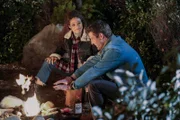 Holly (Amanda Payton, l.); Riley (Parker Young, r.)