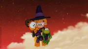 Auf der Suche nach den magischen Gegenständen fliegt Garfield auf Hexe Abigails Besen mit.