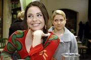 Paloma (Maja Maneiro, l.) freut sich, dass Anna (Jeanette Biedermann, r.) sich mit ihr versöhnen möchte.