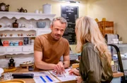 Erik (Sven Waasner, l.) bremst Yvonnes (Tanja Lanäus, r.) Geschäftstüchtigkeit mit einem wenig ertragreichen Businessplan aus.