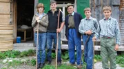 Der 85-jährige Bergbauer Anton Moosbrugger (M.) zeigt seinem Neffen Christoph (2. v. l.), dessen Freundin Katharina (l.) und den Enkeln Johannes (4. v. r. ) und Matthias welche Aufgaben sie auf der Hochalpe erwarten.