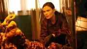 Brennan (Emily Deschanel) wird mit ihrem Team zu einem Terrarium gerufen, in dem eine tote Frau gefunden wurde. Der obere Teil der Frau ist durch die im Terrarium gehaltenen Ratten völlig zerfressen, so dass eine Identifizierung erschwert wird.