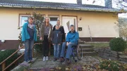 Olaf und Sabine wünschen sich ein ruhiges Leben mit ihren Kindern. Doch das Schicksal hat andere Pläne: Der Familienvater erkrankt an Parkinson und die Altenpflegerin an Multipler Sklerose. Beide werden irgendwann auf den Rollstuhl angewiesen sein.