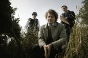 Constable Coogan (Janice Byrne, li.), Richard Jury (Fritz Karl, Mitte) und Sergeant Wiggins (Arndt Schwering-Sohnrey, re.) begutachten den Tatort.
