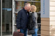 Dr. Roland Heilmann (Thomas Rühmann) gibt sich Mühe den Wunsch seiner Ehefrau Dr. Kathrin Globisch (Andrea Kathrin Loewig) nach etwas Freiraum zu akzeptieren. Die beiden verabschieden sich also nach Feierabend jeder in seine eigene Wohnung.