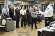 "Brooklyn Nine-Nine", "Das heilige Netzwerk der administrativen Assistenten." Seit Tagen hat Holt üble Laune und schikaniert seine Mitarbeiter. Die Schuld liegt anscheinend bei Jake. Er hat Holt bis aufs Blut gereizt. Doch Jake streitet alle Verantwortung ab. Um sich eine reine Weste zu verschaffen, versucht Jake gemeinsam mit Gina dem wahren Problem seines Chefs auf die Spur zu kommen. Indes versucht Charles einen Serien-Bankräuber dingfest zu machen. Vor Charles zeigt der Verdächtige sein wahres Gesicht, Amy und Rosa lassen sich jedoch von seiner Unschuldsmiene täuschen. Im Bild (v.li.): Dirk Blocker (Hitchcock), Joe McKinnon Miller (Scully), Melissa Fumero (Amy Santiago), Joe Lo Truglio (Charles Boyle), Stephanie Beatriz (Rosa Diaz), Terry Crews (Terry Jeffords), Andy Samberg (Jake Peralta), Andre Braugher (Ray Holt).