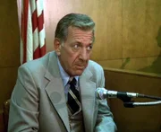 Quincy (Jack Klugman) muss dem Gericht seine Befunde erklären.