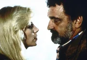 Marks (Victor French, r.) Glück scheint vollkommen: Er hat sich in die schöne Nina (Shannon Tweed, l.) verliebt.
