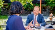 Markus (Timo Ben Schöfer, r.) sieht eine Chance, sich bei Sophia (Krista Birkner, l.) in ein gutes Licht zu rücken.