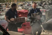 Brantford, Ontario, Kanada - NTSB Junior Investigator (gespielt von Jordan Till) und Personal (gespielt von Hintergrunddarstellern) bergen Wrackteile von der Absturzstelle des Emery Worldwide Flight 17.