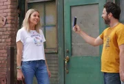 Dee Reynolds (Kaitlin Olson, l.); Charlie Kelly (Charlie Day, r.)