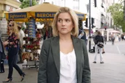 Anna hat den Auftrag, gemeinsam mit ihrer Schwester Komparsen für ein Fotoshooting auf der Straße anzusprechen.