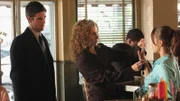 Detective Don Flack (Eddie Cahill) und Detective Stella Bonasera (Melina Kanakaredes, M.) befragen Darcy Sullivan (Leila Arcieri), die Kollegin der Toten.