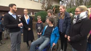 Expertin Eva Brenner (2.v.li.) und das gesamte Zuhause im Glück-Team begrüssen Olaf und Sabine und deren Kinder