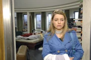 Katja (Karolina Lodyga, r.) ist fassungslos, als sie Anna (Jeanette Biedermann, l.) und Jonas (Roy Peter Link, M.) friedlich nebeneinander im Bett liegen sieht.