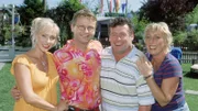 Vorzelt aufbauen, Liegestuhl ausklappen und Grill anfeuern: Was für jeden Campingfan der Beginn eines erholsamen Urlaubs ist, bedeutet für "Die Camper" den Startschuss für die chaotischste Saison des Jahres: Die Campingzeit! Vorzeltprofi Benno Ewermann (Willi Thomczyk, 2.v.re.), seine Angetraute Uschi (Antje Lewald, re.) und die lieben Platznachbarn Lothar (René Heinersdorff) und Stefanie (Dana Golombek) sorgen wieder für jede Menge Aufregung auf ihrem geliebten Platz.