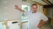 Erwin (Bild) und Evi feiern gerne und oft. Doch leider fehlt ihnen der passende Raum - das Wohnzimmer der beiden ist viel zu klein. Das soll sich nun ändern. Das schwäbische Paradepaar möchte ein unbenutztes, 25 Quadratmeter großes Zimmer im Souterrain ihres Hauses zur Location für Partys und Familienfeiern ausbauen.