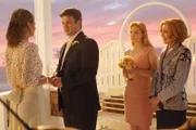 Geben sich im Beisein von Alexis (Molly C. Quinn, 2.v.r.) und Martha (Susan Sullivan, r.) das Ja-Wort: Castle (Nathan Fillion, 2.v.l.) und Beckett (Stana Katic, l.) ...