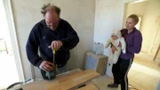 Boris und Angela haben ein altes Schwesternwohnheim für nur einen Euro erstanden. Das riesige Haus mit 600 qm Wohnfläche gleicht allerdings einer Ruine und muss komplett saniert werden.