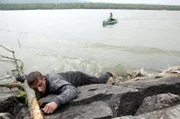 Paul Schweikhart entdeckt von seiner Jacht aus einen scheinbar Toten am Ufer der Donau.