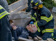 L-R: Don (George Wyner) und Howie 'Chimney' Han (Kenneth Choi)