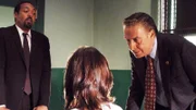 Die Ermittler Briscoe (Jerry Orbach, re.) und Green (Jesse L. Martin) hegen den Verdacht, dass zwei Hausfrauen gegenseitig die unliebsamen und untreuen Ehemänner zur Strecke gebrachten haben. Doch die Indizien reichen zunächst nicht aus, um dem mörderischen Duo dies nachzuweisen.