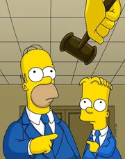 Bart (r.) ist diesmal zu weit gegangen: Er hat ein Polizeiauto gestohlen, um pünktlich zur Schule zu kommen. Als Vater wird Homer (l.) vor Gericht für die Tat seines Sohnes bestraft.