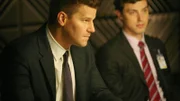 Booth (David Boreanaz, l.) und Sweets (John Francis Daley) vernehmen einen Verdächtigen.