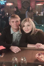 Haben es oft nicht leicht: Pfleger Paul Flowers (Rick Schroder, l.) und Elliot (Sarah Chalke, r.)  ...