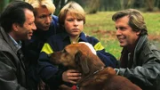 Dr. Stefan Frank (Sigmar Solbach, r.) ist es gelungen, Nicos (Thomas Näßl, M.) Eltern Wolfgang (Michael Zittel) und Elfi Dressler (Angela Neumann) zu überzeugen, dass ihr Sohn einen Blindenhund braucht.