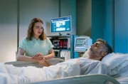 Jasmin Hatem (Leslie-Vanessa Lill) hofft, dass ihr Vater (Neil Malik Abdullah) nach seiner Not-OP wieder aufwacht.