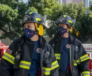 L-r: Eddie Diaz (Ryan Guzman) und Evan 'Buck' Buckley (Oliver Stark)