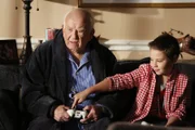 Als eine Familie aus Maryland ermordet an ihrem Esstisch aufgefunden wird, beginnt das Team mit den Ermittlungen. Währenddessen muss sich Hotch mit familiären Dingen auseinandersetzen: Roy (Edward Asner) und Jack (Cade Owens) ...
