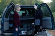 Esme (Skyler Samuels, l.); Lorna alias Polaris (Emma Dumont, r.)
