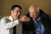 Während eine Familie aus Maryland ermordet an ihrem Esstisch aufgefunden wurde, versucht Hotch (Thomas Gibson, l.) mit seinem Schwiegervater Roy (Edward Asner, r.) Frieden zu schließen, nachdem er erfahren hat, dass dieser an Alzheimer leidet ...
