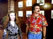 Laura (Rebecca Holden) entdeckt überglücklich ihren vermissten Freund, den Magnum (Tom Selleck) gesucht hat.