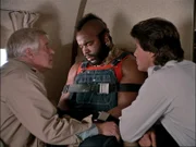 Hannibal (George Peppard, li.) und Face (Tim Dunigan, re.) beobachten B.A. (Mr. T., mi.). Lange wird die Narkose nicht mehr anhalten, deshalb müssen sie sich beeilen und das Flugzeug landen...