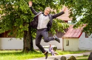 Greta (Laura Osswald, h.M.) hat einen Magic Moment, als sie Miro (Pablo Sprungala, v.M.) gelöst die Straße entlang tänzeln sieht.
