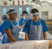 Vorne L-R: Henrietta 'Hen' Wilson (Aisha Hinds) und Luis Jimenez (Remy Ortiz)