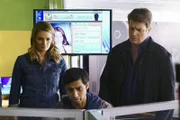Kann Evan (Aly Mawji, M.) Castle (Nathan Fillion, r.) und Beckett (Stana Katic, l.) bei den Ermittlungen in einem neuen Fall behilflich sein?