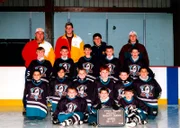 Gruppenfoto der Kinderhockeymannschaft und des Trainers