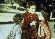 Laura (Melissa Gilbert, M.) nimmt Myron (Ham Larson, l.) und Rupert (Rossie Harris, r.) ins "Gebet".