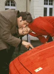 Schmidt (Walter Sittler) zeigt Nikola (Mariele Millowitsch) den Kratzer an seinem Ferrari, der angeblich von Tewes Fahrrad stammt.