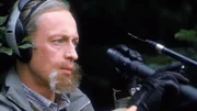 Georg Busch (Wilfried Hochholdinger) alias "Mister Radio" verübt mit selbst gebastelten Bomben Anschläge auf die Pipelines des Mineralölkonzerns Accon.
